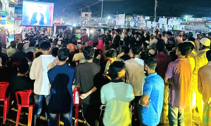 হাটহাজারীতে প্রজেক্টরের মাধ্যমে তারেক রহমানের সাক্ষাৎকার প্রদর্শন